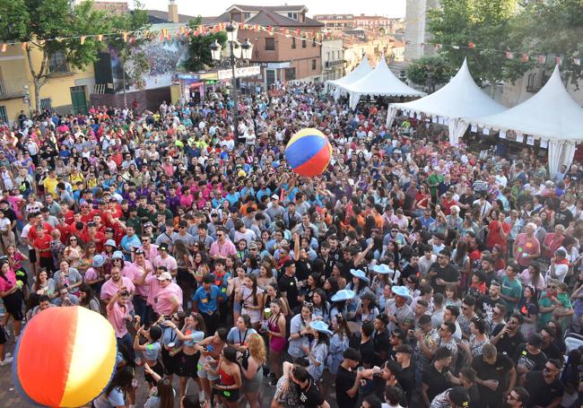 Cientos de personas arroparon a las pregoneras de la peñas Suaks