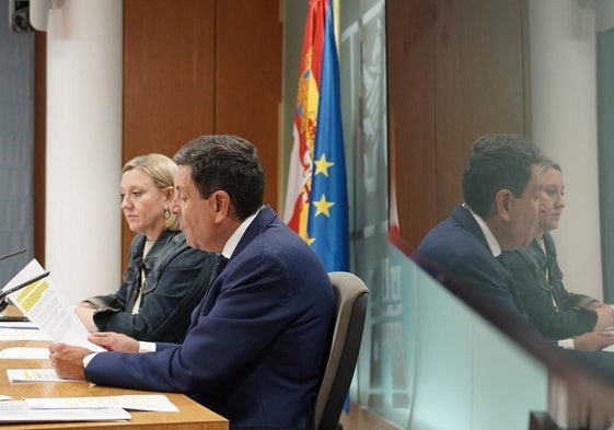 Isabel Blanco, nueva vicepresidenta, y Carlos Fernández Carriedo, portavoz, en la rueda de prensa tras el primer Consejo de Gobierno ordinario tras la ruptura PP-Vox.