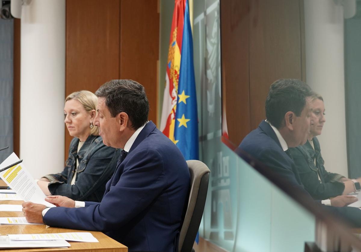 Isabel Blanco, nueva vicepresidenta, y Carlos Fernández Carriedo, portavoz, en la rueda de prensa tras el primer Consejo de Gobierno ordinario tras la ruptura PP-Vox.