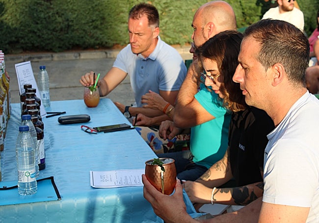 Jurado catando dos de los cócteles participantes en el certamen