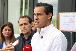Raúl de la Hoz comparece ante los medios tras votar en las elecciones europeas del pasado mes de junio.