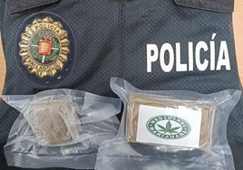 Los dos paquetes de droga requisados por la Policía Municipal.