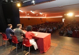 El salón de actos del centro cívico José Luis Mosquera durante el nombramiento de los nuevos funcionarios.