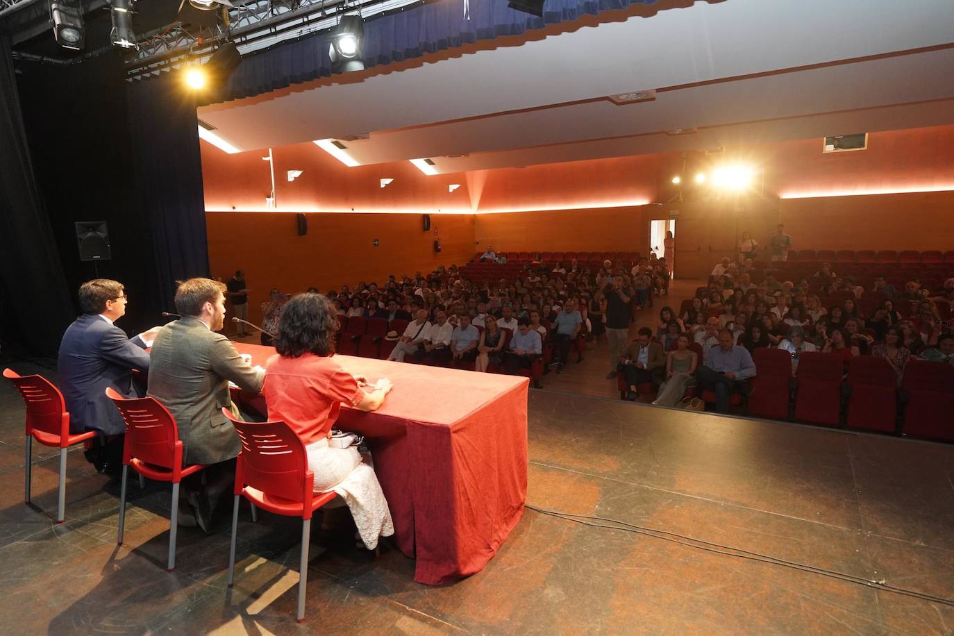 El salón de actos del centro cívico José Luis Mosquera durante el nombramiento de los nuevos funcionarios.