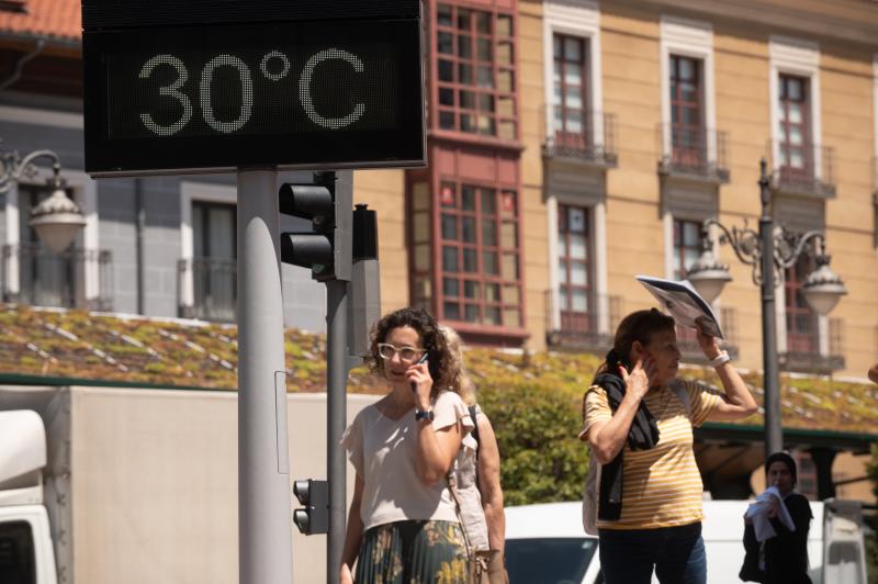 Viandantes en Plaza España.