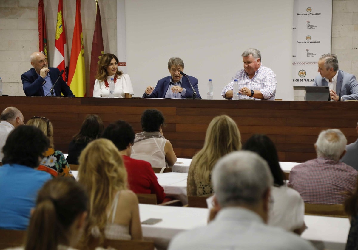 (de izquierda a derecha) Rafael Blanco, presidente de la DO Tierra de León; Isabel Turrado, gerente Bodegas Vizar (DO Vino de Pago Dehesa Peñalba); Luis Cepeda, moderador de la mesa; Enrique Pascual, presidente de la DO Ribera del Duero; y Pablo Sázez, presidente de la DO Cigales.