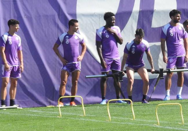 Los defensas David Torres, Lucas Rosa, Enzo Boyomo, Luis Pérez (levantando peso) y Eray Cömert, durante un ejercicio de trabajo físico este viernes.