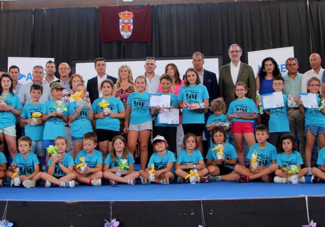 Foto de familia en Hornillos de Cerrato tras recibir el premio Eolo.