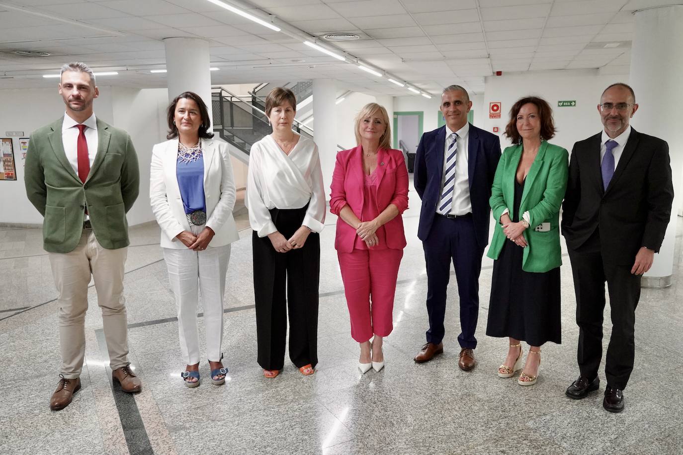 Foto de familia del equipo directivo de la consejere Leticia García. Sobreviven de la etapa de Vox la directora de Comercio, María Petit, y la de Economía Social y Autónomo, Emma Fernández -con chaquetas verde y blanca-.