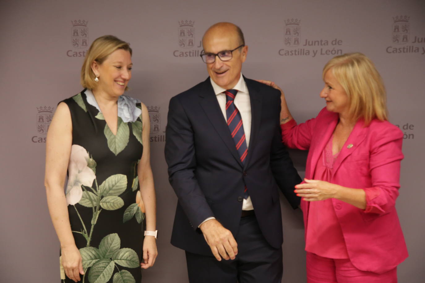 El nuevo delegado territorial de la Junta en Zamora, Fernando Javier Prada Antón, es felicitado por la consejera de Familia y vicepresidenta de la Junta, Isabel Blanco, y la nueva consejera de Industria, Leticia García.