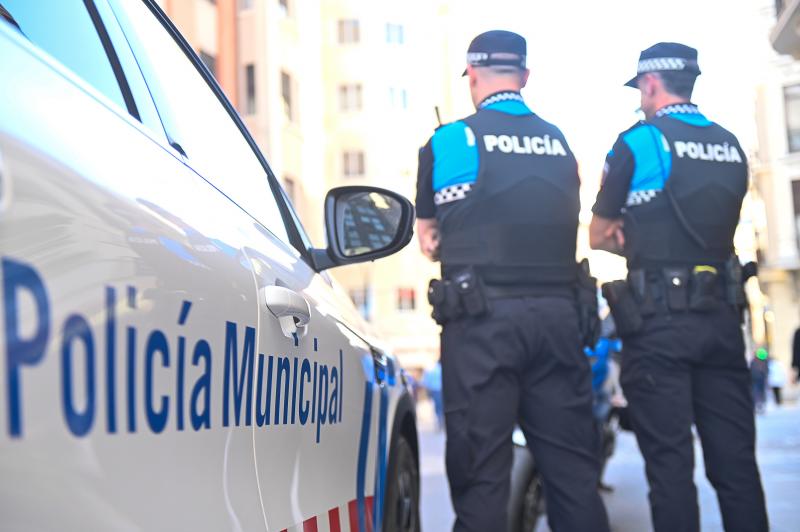 Dos agentes de la Policía Municipal de Valladolid.