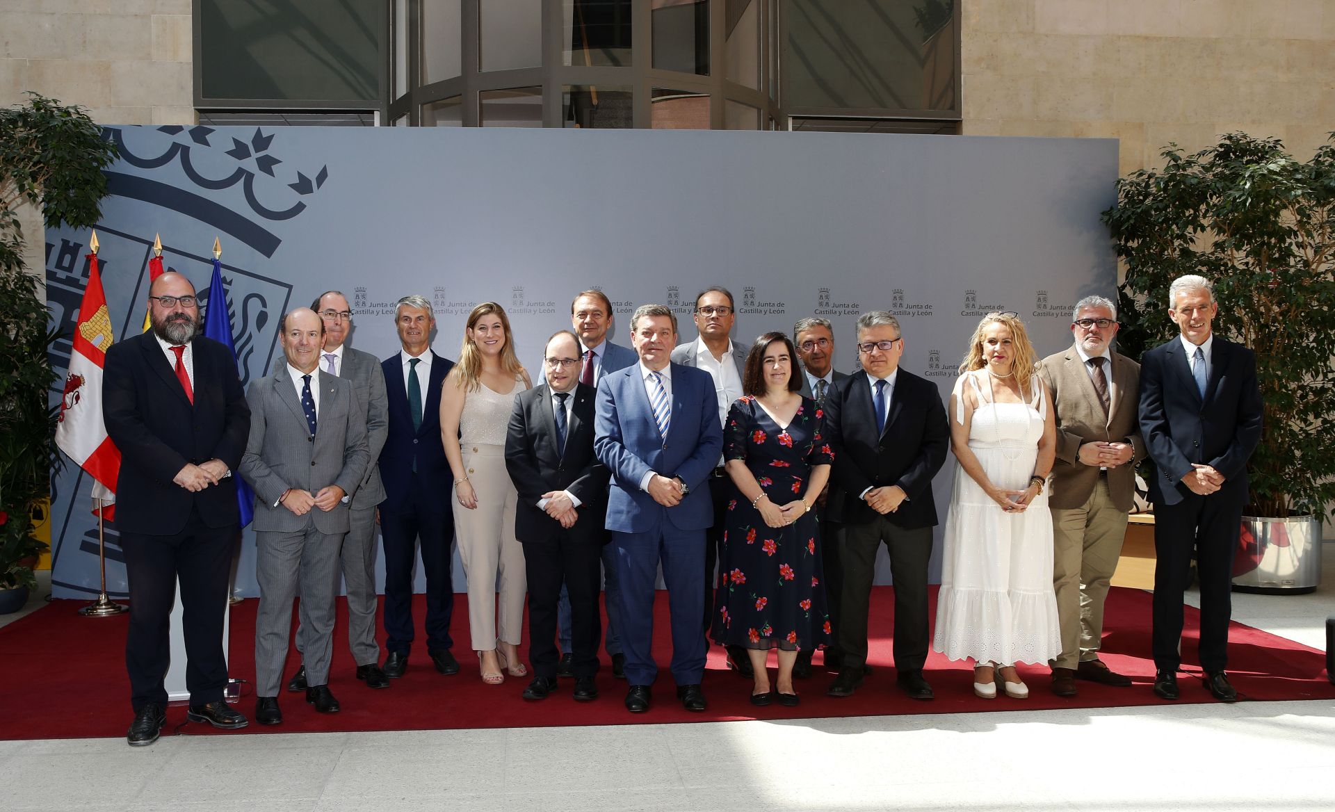 Foto de familia de los altos cargos de la Consejería de la Presidencia y de varios de otras consejerías que acompañaron a Sonsoles Sánchez-Reyes.