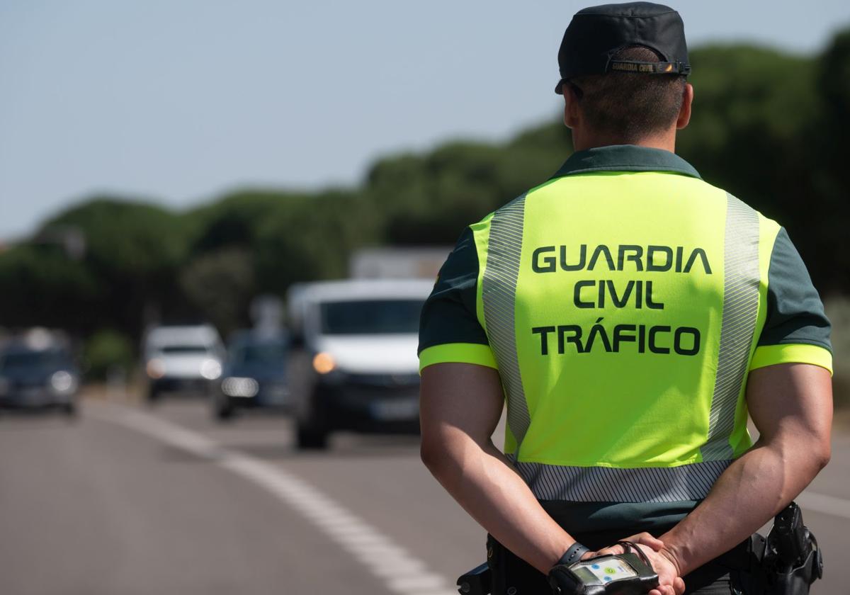 Un guardia civil de Tráfico, en una imagen de archivo.