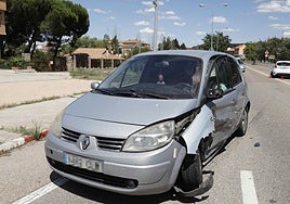 Turismos involucrados en el accidente. En primer plano el que ha quedado parado en el carril de desaceleración y, al fondo a la derecha, el que ha quedado inmovilizado ocupando uno de los carriles de la travesía.
