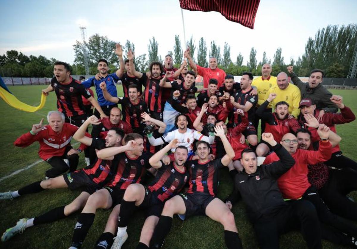 La plantilla del CD Laguna, en la celebración por el ascenso a Tercera RFEF en mayo de 2023.