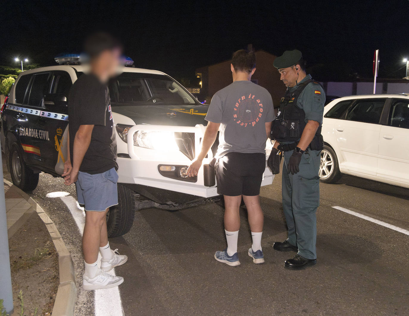 Controles y perros, así patrulla la Guardia Civil en las fiesta de los pueblos