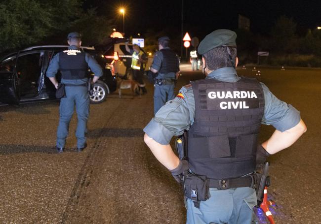 Los guardias registran uno de los primeros vehículos de la noche en La Cistérniga.