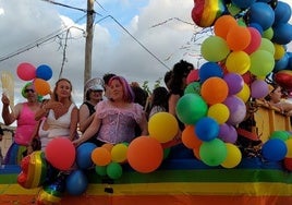 Desfile de una carroza por la Fiesta de la Diversidad, este sábado en Becilla.