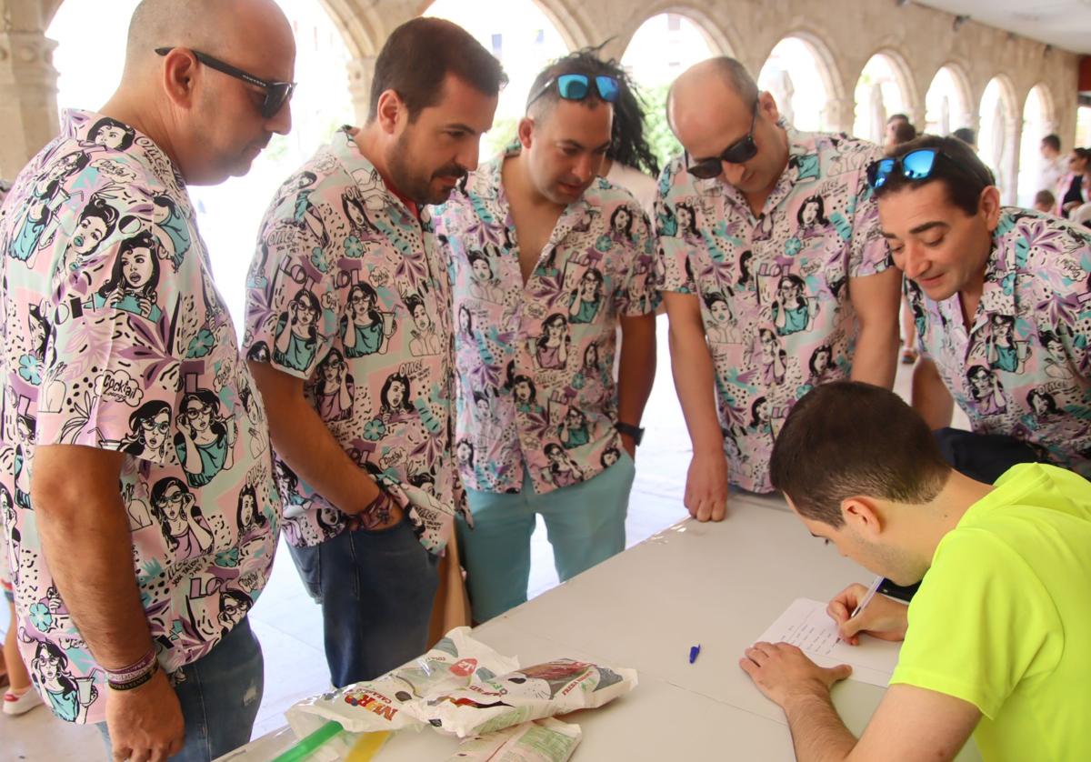 Algunos de los participantes durante la inscripción para el festival, este sábado.