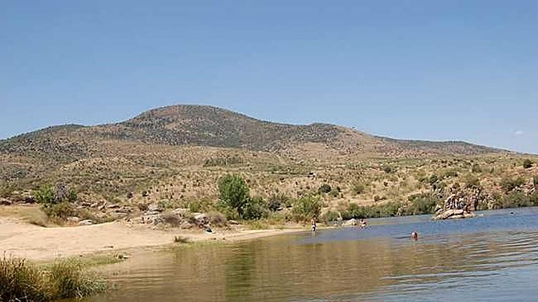 Buscan a un bañista desaparecido en el embalse del Charco del Cura