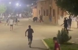 El hombre, al ser golpeado por el toro del encierro de Matapozuelos.