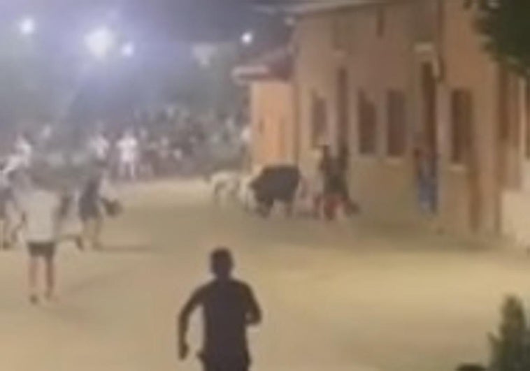 El hombre, al ser golpeado por el toro del encierro de Matapozuelos.