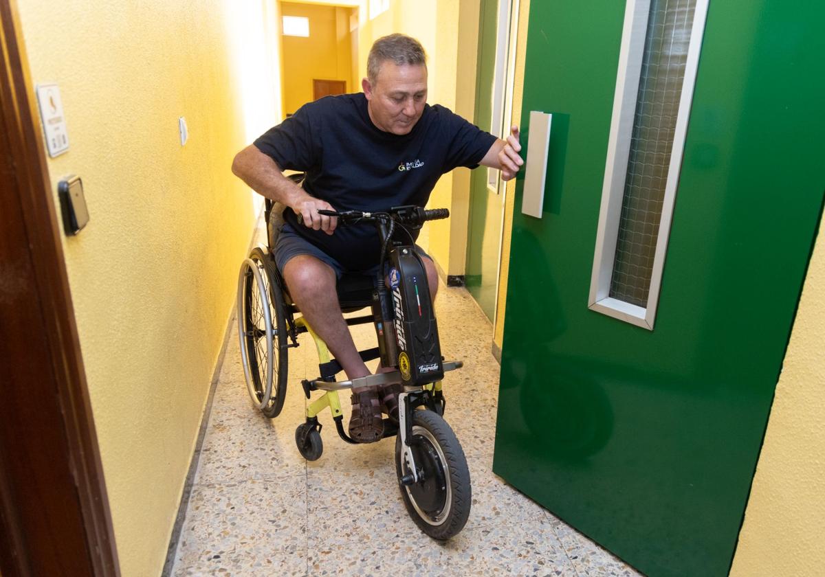 Miguel García Rodríguez, en el ascensor de su casa.