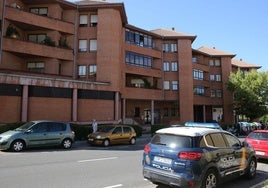 Policía Nacional, junto a los bloques afectados por los robos.