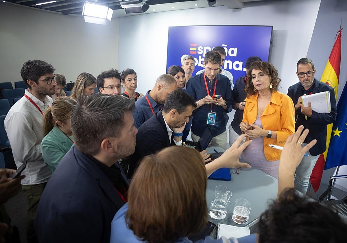 Periodistas en una rueda de prensa de la vicepresidenta primera y ministra de Hacienda, María Jesús Montero, hace unos días.