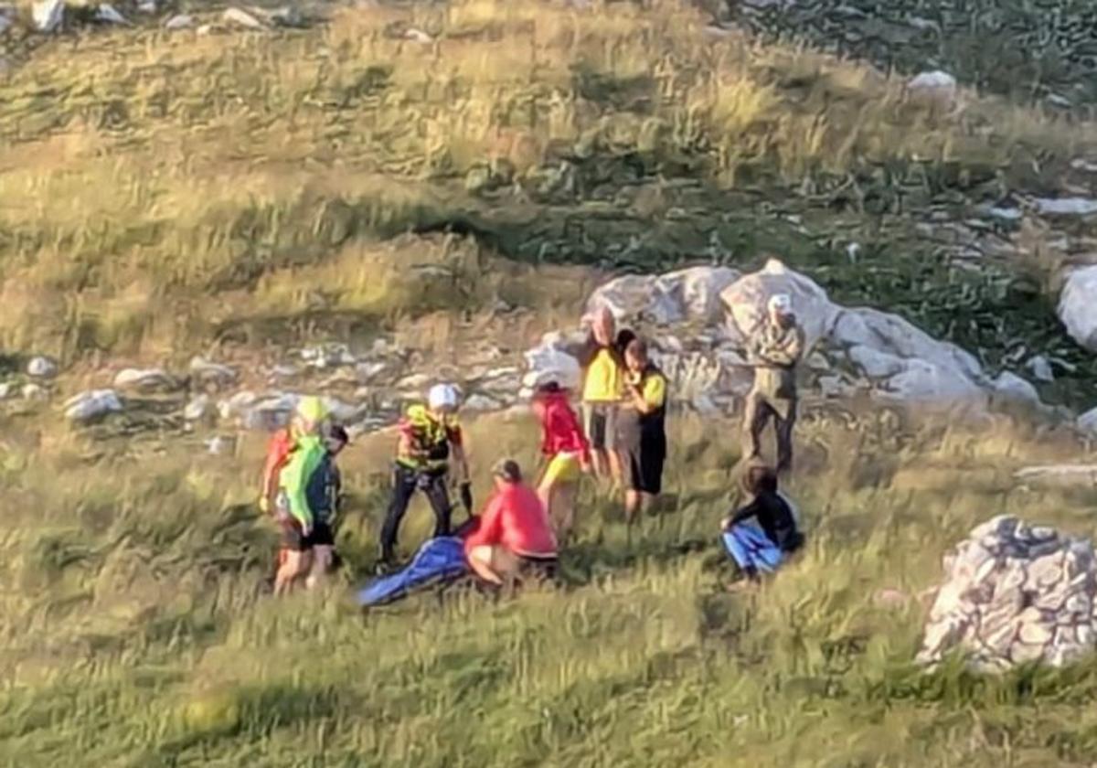 Los servicios de emergencias rescatan al varón en Peña Santa.