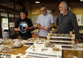 Los arqueólogos, Esperanza Martín y Miguel Torres, junto a Carlos Sanz, director del Centro de Estudios Vacceos Federico Wattenberg.