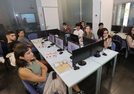 Alumnos en una clase de autoescuela.