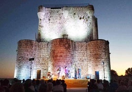 El castillo de Íscar durante la celebración del concierto de C. T. Powell el sábado.