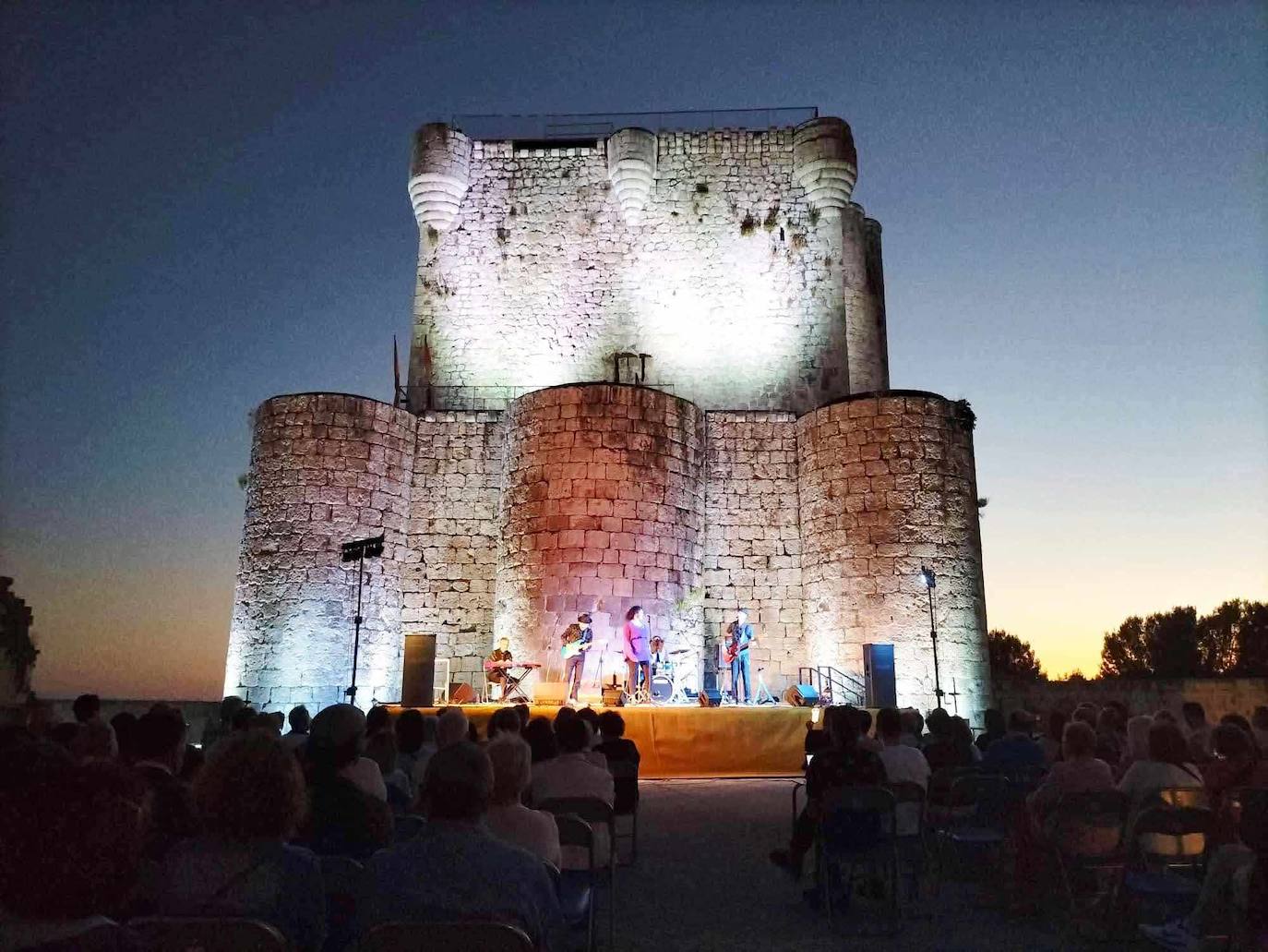 El castillo de Íscar durante la celebración del concierto de C. T. Powell el sábado.