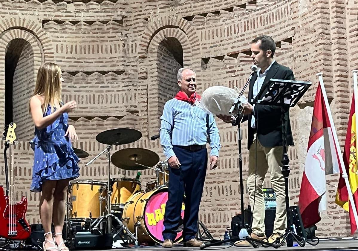 El pregonero, Félix Ángel Barrios, junto al alcalde de Alcazarén durante su intervención en la apertura de las fiestas patronales.