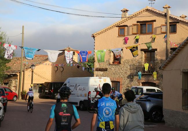 Maillots ciclistas colgados en las calles de Sotosalbos en homenaje al ciclismo que amaba Nico Abad.