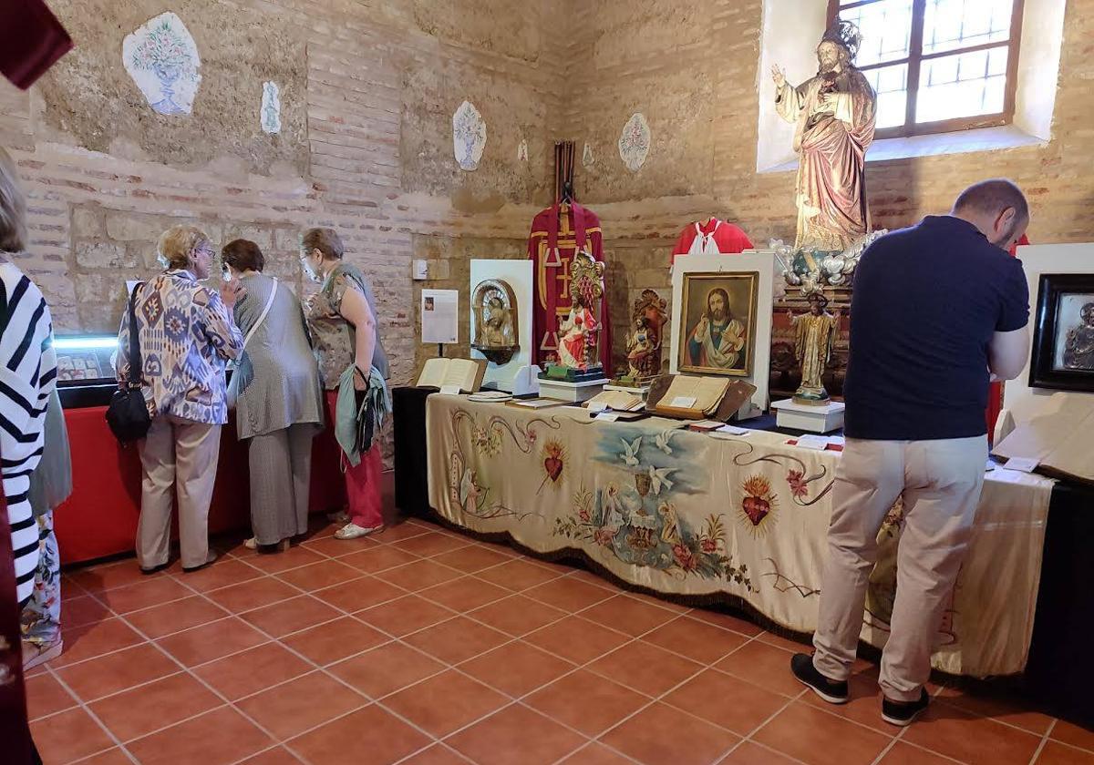 Varias personas visitan la exposición.