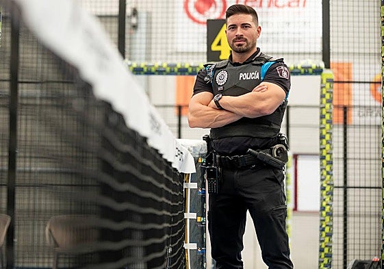 El oficial de la Policía Municipal Diego Calvo en la pista de pádel donde salvó la vida de un hombre.