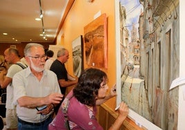 La ganadora, Marisol de Marcos, firma su obra.