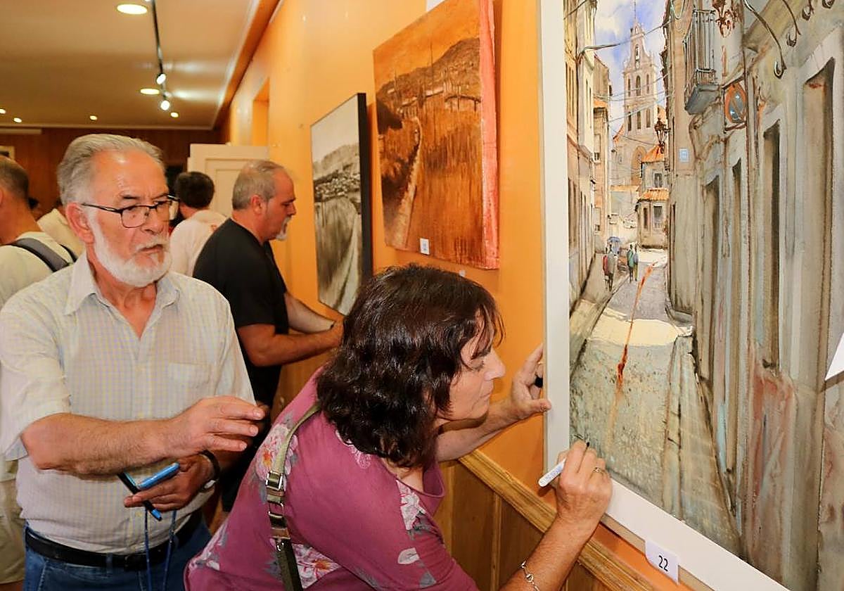 La ganadora, Marisol de Marcos, firma su obra.