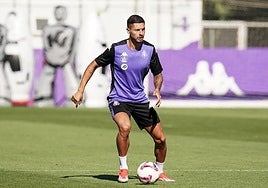 El central Javi Sánchez, con la nueva ropa de entrenamiento, durante la sesión de este lunes