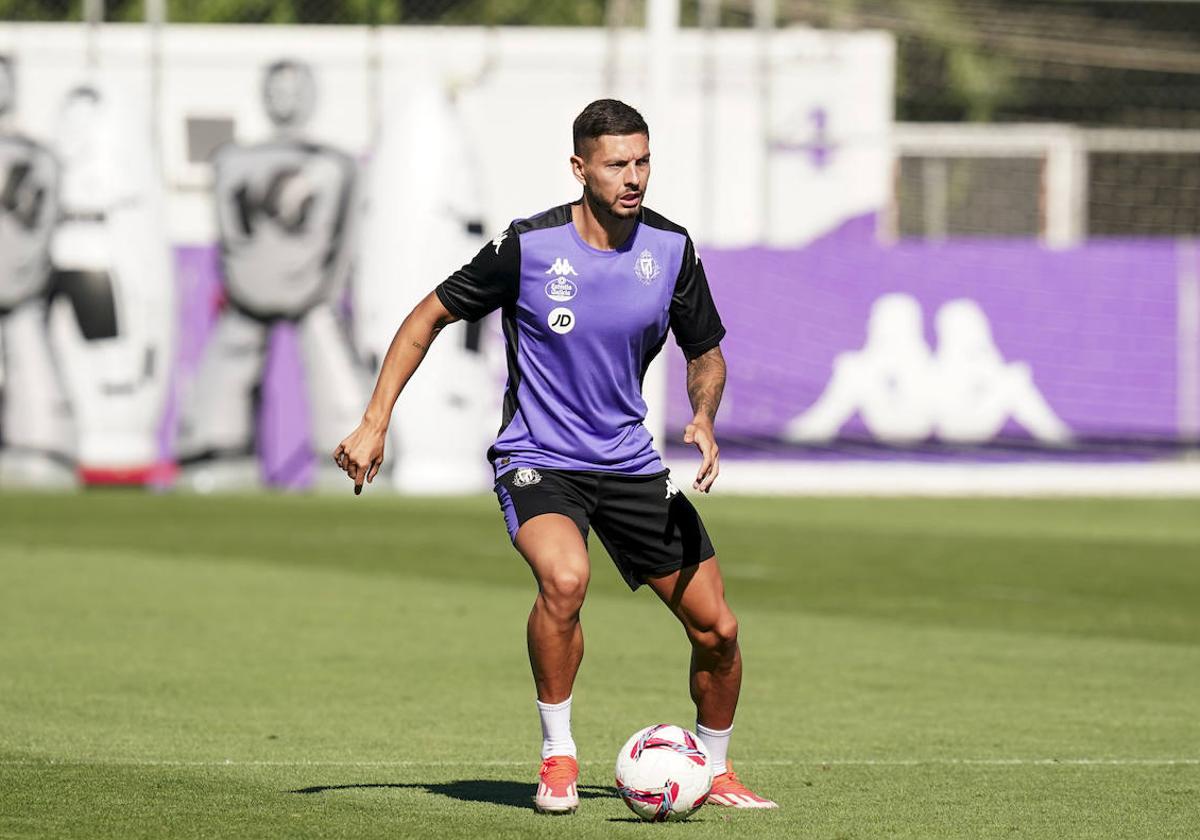 El central Javi Sánchez, con la nueva ropa de entrenamiento, durante la sesión de este lunes