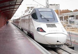 Imagen de archivo de un tren de alta velocidad entrando en una estación.