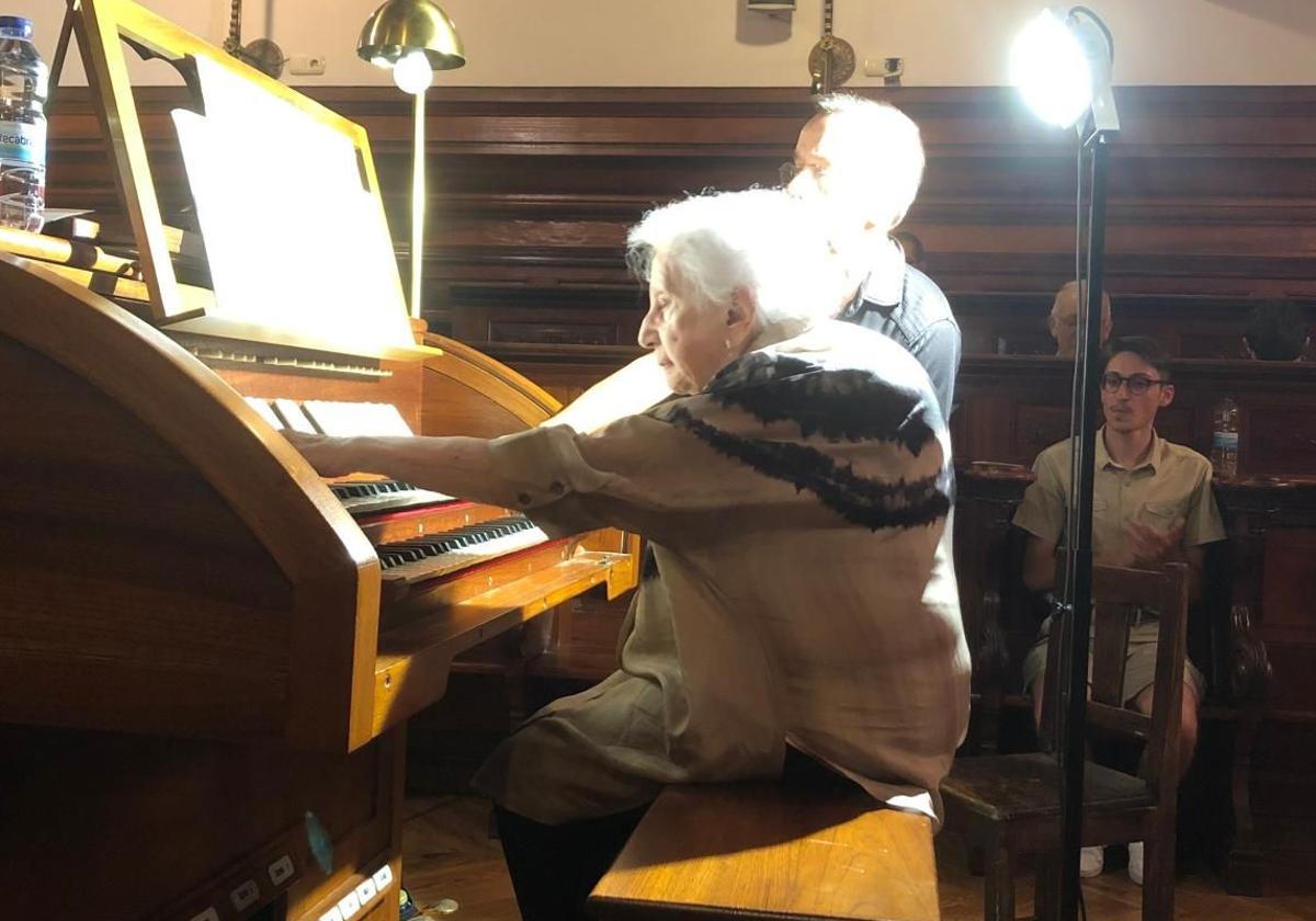 Monserrat Torren, al órgano en el concierto en la iglesia de San Agustín, de los padres Filipinos.