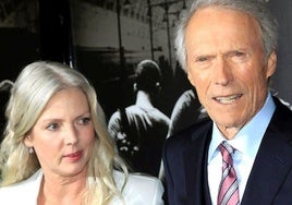 Clint Eastwood con su novia Christina Sandera, en una imagen de archivo de 2018.