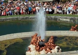 Visitantes admiran el encendido de una de las Fuentes del Palacio Real de La Granja.