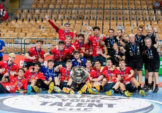 Los Hispanos júnior con el trofeo del campeonato.