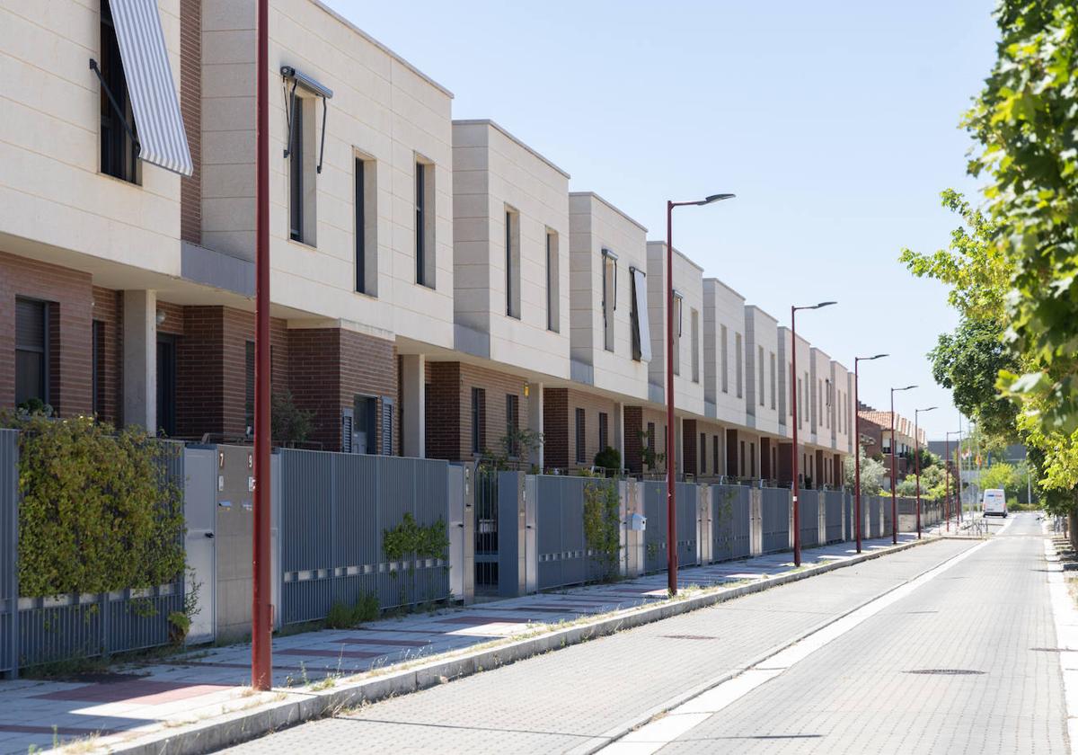 Panorámica de las calles Villán de Tordesillas y Valdenebro de los Valles, del barrio de Las Villas, donde han tenido lugar los robos.