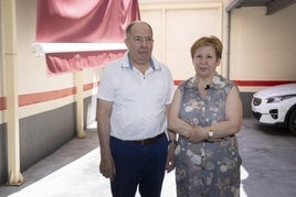 Antonio Espeso y Carmen Villablanco posan frente a un toldo disfuncional en su garaje.