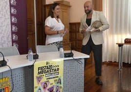 La alcaldesa de Palencia, Miriam Andrés, presenta el evento con Dany Fernández.